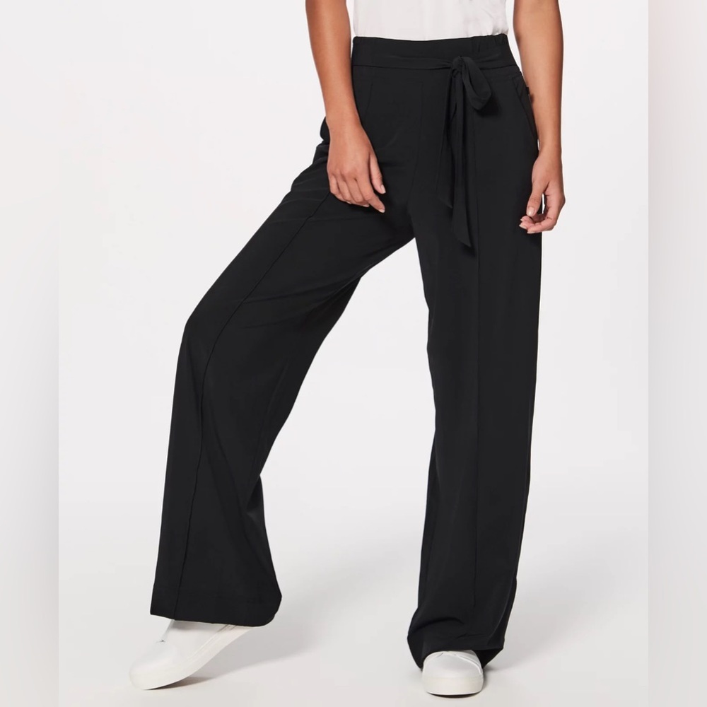 Lululemon Noir Pant
Black (Second Release) size 8 almost new